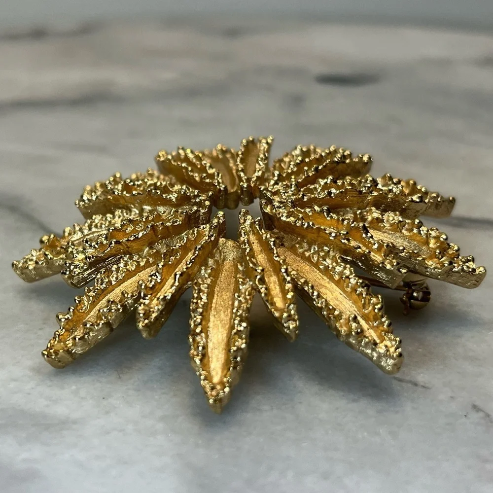 ✨💫 Sparkling 1980s Avon Gold Floral / Celestial Starburst Brooch 🏆💫✨ - Picture 13 of 16